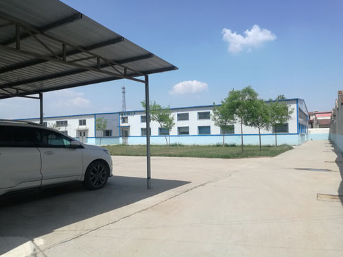 德州健之源地處魯西北平原，毗鄰黃河故道森林公園，生產(chǎn)條件環(huán)境優(yōu)越，擁有現(xiàn)代化的廠房，標(biāo)準(zhǔn)化的生產(chǎn)車間，公司擁有三證：SC食品生產(chǎn)許可證、GMP證、食品出口生產(chǎn)企業(yè)證書，生產(chǎn)過程中采用ISO22000管理體系進(jìn)行科學(xué)管理，并擁有近十年的生產(chǎn)加工經(jīng)驗(yàn)，產(chǎn)品口感、湯色、功效等各項(xiàng)指標(biāo)均能達(dá)到客戶滿意，生產(chǎn)采用全自動(dòng)帶線帶牌袋泡茶包裝機(jī)生產(chǎn)線，有全套的粉碎和超微粉碎、分篩、烘干、滅菌、制粒、制袋等設(shè)備，科學(xué)的生產(chǎn)工藝和嚴(yán)格規(guī)范的滅菌殺毒技術(shù)。